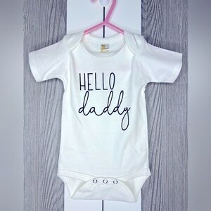 D14.12 NEW Hello Daddy Baby Onesie White Black Print 0-3M